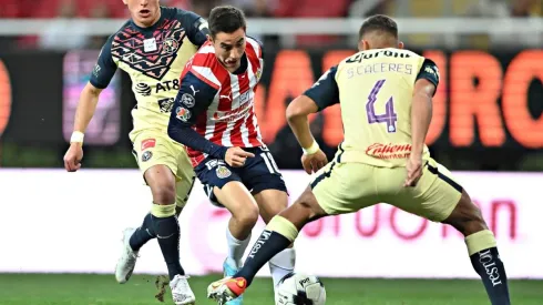 Un renovado plantel de Chivas recibirá al América en el Estadio Akron
