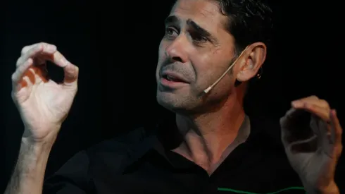 Fernando Hierro perdió los estribos ante la insistencia y asedio del influenceren el video