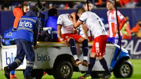Alexis Vega apareció en muletas antes de volver a Guadalajara, tras la lesión que sufrió en la Jornada 2 de Clausura 2023