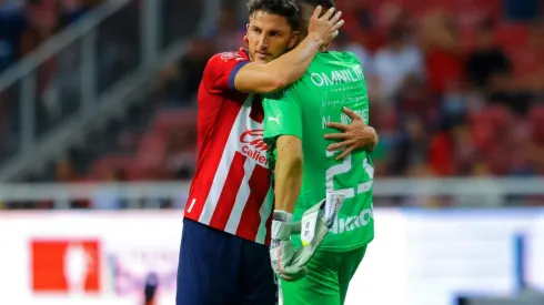 Hiram Mier consoló a su compañero Miguel Jiménez tras el empate con Querétaro