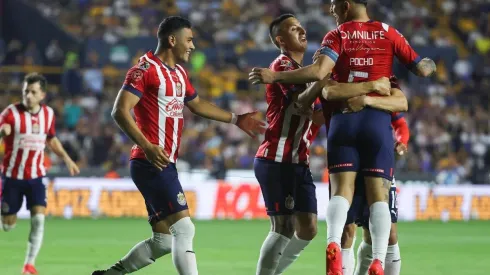 Los compañeros alzaron a Víctor Guzmán tras iniciar la ejecución de la jugada del primer gol en el Volcán