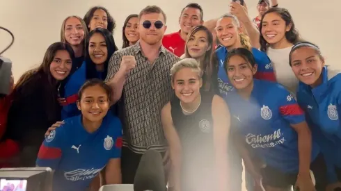 Saúl Álvarez desvió su camino al estrado del Estadio Akron para compartir una foto con Chivas Femenil