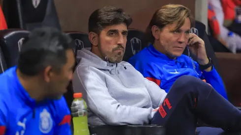 ¡FUERA DE CHIVAS!: Entrenador se va suspendido por insultar al árbitro César Ramos