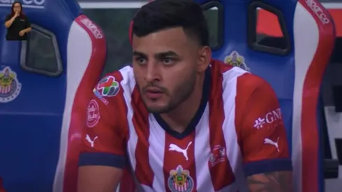 Alexis Vega terminó la última media hora del partido en la banca de Chivas
