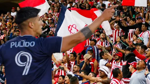 Alan Pulido recibie reclamos de los fanáticos de Chivas.
