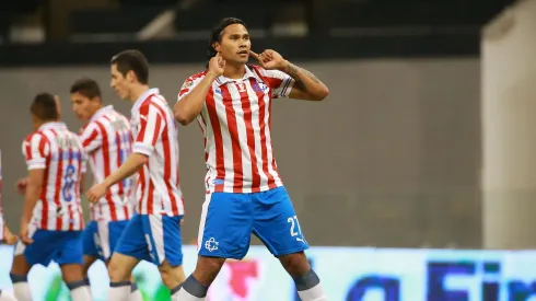 Carlos Peña se regresó de Emiratos Árabes para rescindir su contrato y volver a Europa