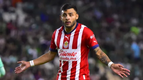 La triangulación que llevaría al Tecatito Corona a Chivas con la salida de Alexis Vega