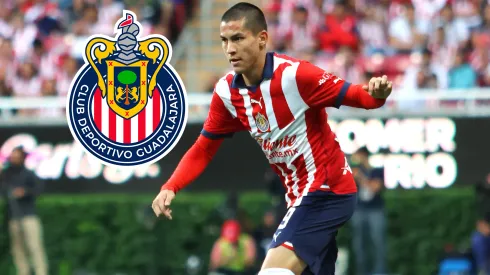 La tarde del viernes 1 de septiembre seguramente será una fecha que nunca olvidará el juvenil Juan Jesús Brígido, luego de que se anunciara la renovación de su contrato con el Club Guadalajara, lo cual incluye aumento salarial y ser blindado por el equipo más importante de México para tener la seguridad de que su proceso de formación va por buen camino.
El atacante del Rebaño Sagrado apenas debutó en la presente campaña dentro de la Jornada 1 cuando se impusieron a León 2-1 en un encuentro espectacular, que le permitió a Veljko Paunović observar las grandes condiciones del futbolista de 21 años, quien venía de una buena campaña con el Club Deportivo Tapatío donde fue campeón.
“Muy contento y agradecido por la oportunidad que me da Chivas y el Cuerpo Técnico del equipo que confío en mi. Ahora, como me lo comentó Fernando Hierro, ya di el salto a Primera División y viene lo más difícil, que es mantenerse”, fueron las palabras de Brígido al ser renovado con Chivas hasta el 2026.
¿Cuánto vale la cara de Jesús Brígido en Chivas?
El extremo que puede jugar por cualquier de las bandas y que tiene una dinámica importante generando algunas comparaciones con un histórico de Guadalajara como lo es Alberto el Venando Medina, actualmente está tasado en 1.1 millones de euros, de acuerdo a reportes del portal es.besoccer.com.
Con esto queda claro que irá en aumento conforme sus actuaciones sean más convincentes con la camiseta rojiblanca. Hasta el momento ha jugado nueve partidos, seis de la Liga MX, el amistoso contra Athletic de Bilbao, los dos de la Leagues Cup y ha marcado un gol, el cual se dio en la Jornada 3 contra Necaxa.