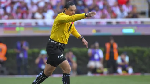 Óscar Macías Romo fue duramente cuestionado por dos jugadas claves que definieron la derrota de Chivas en el Estadio Akron