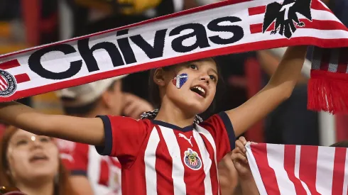 Afición de Chivas arma banderazo en medio de una lluvia torrencial.