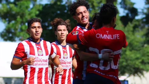 Leo Jiménez anotó una joya de gol para que Chivas igualara el marcador