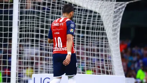 Chivas peligra ante FIFA si decide terminar contrato con Alexis Vega y Chicote Calderón
