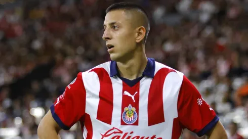 Roberto Alvarado carga solo con Chivas.