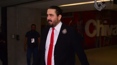 Mientras quiere ayudar a Guerrero, Amaury Vergara recibe reclamos de aficionados de Chivas.