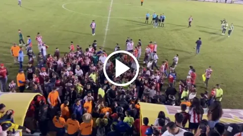 Jugadores de Chivas corren al vestidor por la invasión de cancha de la afición en La Piedad