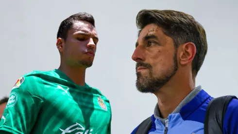 Chivas: Villa Villa defiende a Veljko Paunovic al criticar duramente a Óscar Whalley.