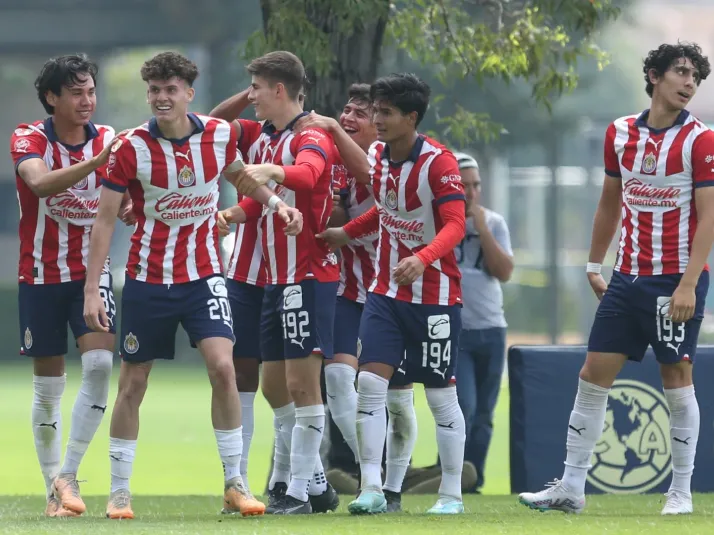 "Hormiga" González y otras cinco figuras de Chivas Sub-23