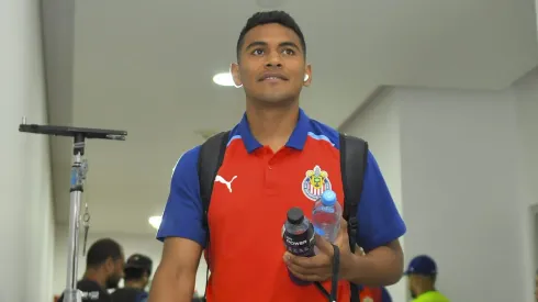 Tiba Sepúlveda causa baja en Chivas vs. Pumas.