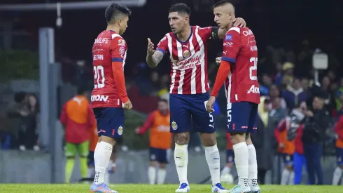 Víctor Guzmán y Roberto Alvarado serán las figuras de Chivas para 2024