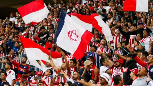 Afición generó locura para recibir a los jugadores de Chivas.