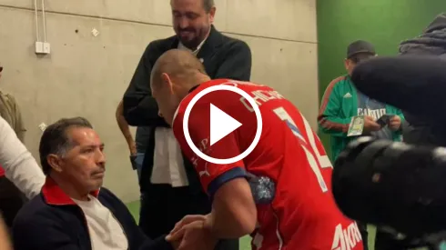 Javier Hernández dejó un emotivo intercambio con Benjamín Galindo