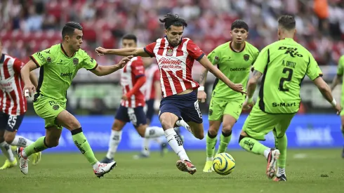 Ricardo Marín apareció como titular con Chivas ante dos invitados muy especiales