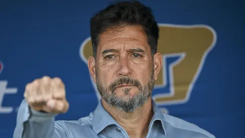 Gustavo Lema, entrenador de Pumas, pierde a dos jugadores claves para el juego contra Chivas.