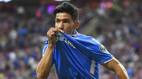 Uriel Antuan calienta el partido entre Chivas y Cruz Azul.