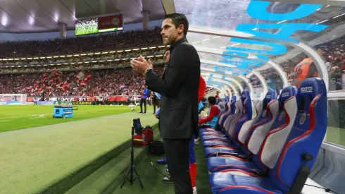El problema que tiene en puerta Fernando Gago con Chivas por culpa de Víctor Guzmán
