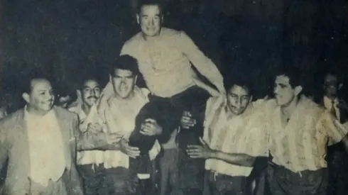 Donaldo Ross fue cargado en hombros por Pedro Nuño y Crescencio Gutiérrez tras asegurar en Irapuato el primer título del Guadalajara en la era profesional
