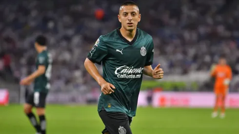 Roberto Alvarado fue pieza clave al generar una expulsión y la asistencia del segundo gol de Chivas