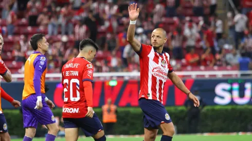 Chicharito Hernández anotó su primer gol con Chivas tras 14 años en el Estadio Akron