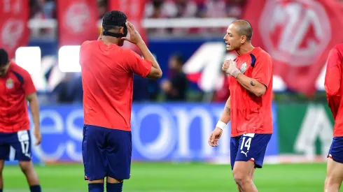 Chicharito cayó con el pie derecho, al menos contra la afición.