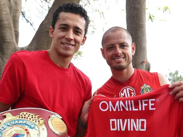 Campeón del mundo de la OMB boxeó con tres jugadores de Chivas