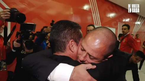 Ramoncito y Chicharito protagonizaron un emotivo abrazo previo a la presentación (Chivas TV)
