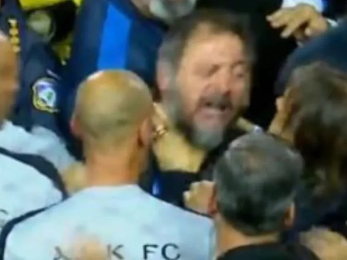 Matías Almeyda explotó y provocó una trifulca tras derrota de AEK