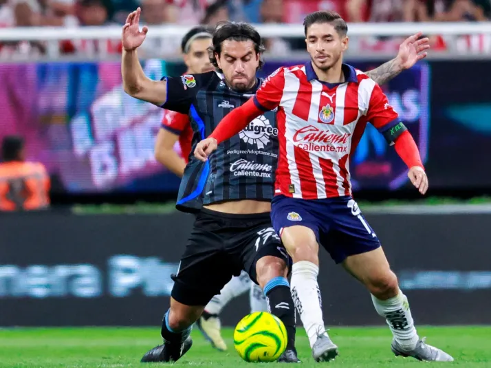 La afición de Chivas duda entre estos dos futbolistas para reemplazar a Isaac Brizuela