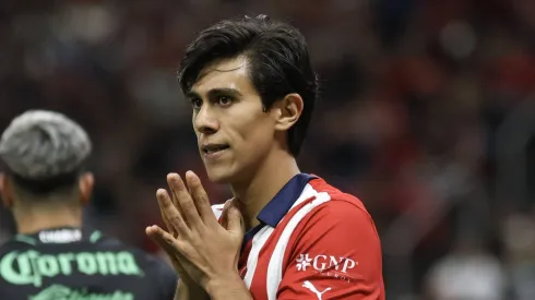 El atacante tiene los dos pies fuera de Chivas.