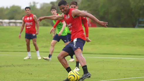 Olivas aparece detrás de Gilberto Sepúlveda con su marca en un ejercicio de espacios reducidos en Cancún