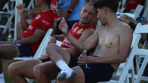 Chicharito regresó de la pretemporada en Cancún con una dolencia