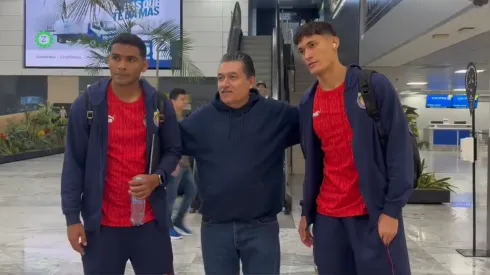 Gilberto Sepúlveda y Jesús Orozco Chiquete atendieron a unos aficionados en el aeropuerto