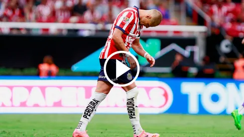 Chicharito no estuvo muy contento en el aeropuerto.