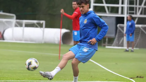 El mediocampista al fondo en la fotografía aún entrena con Chivas en Verde Valle