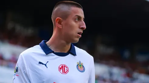 Roberto Alvarado renueva con Chivas.