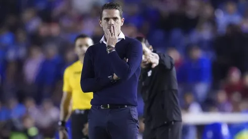 Fernando Gago volvió a justificar una caída en el Estadio Ciudad de los Deportes