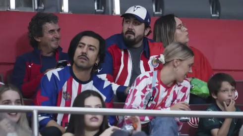 Amaury Vergara apareció en vestidor de Chivas previo al duelo con Pumas