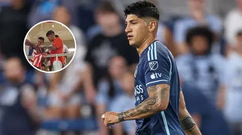 Alan Pulido presente en Chivas vs. Pumas.