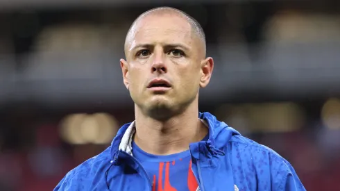 Chicharito anuncia su regreso a Chivas y recibe inesperado ataque.