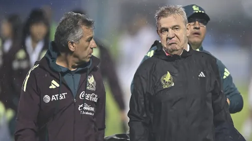 Aguirre camina con Ortega después de la agresión que sufrió en Honduras.