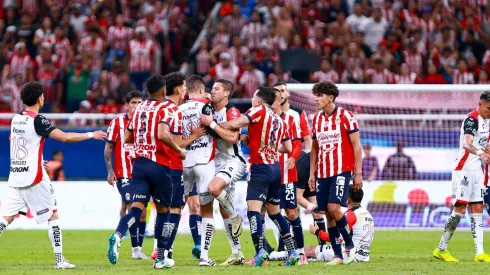 En el clásico tapatío de noviembre hubo incidentes y el Estadio Akron terminó sancionado.
